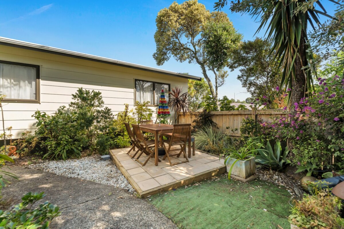 Separation = Opportunity for First Home Buyer, 3 beds house with carport on 1/2 share of 703sqm section, minutes from Birkenhead Shopping Mall and local amenities right in the heart of Birkdale, 1/32 Gatman Street, Birkdale, Auckland