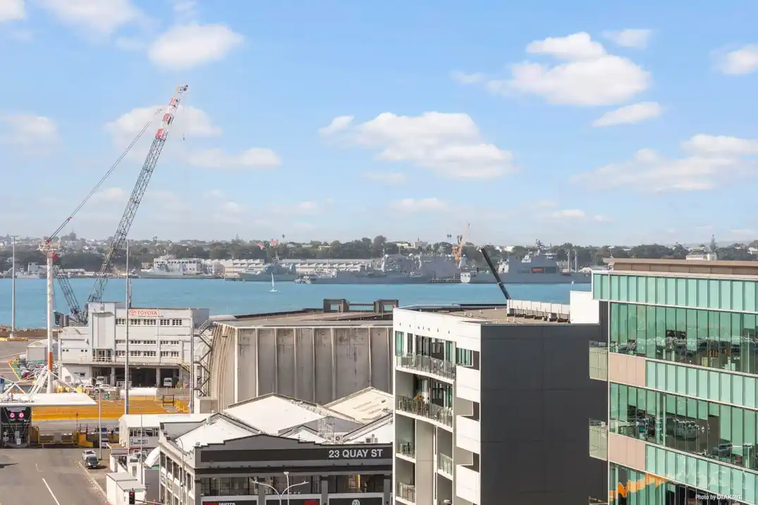 Auckland Girls’ Grammar School zone, Pet-friendly, 90m2 freehold 2 beds 2 baths apartment with car park, Underfloor heating in all bathrooms, Total Approx. 104sqm including 3 separate balconies, 813/47 Beach Road, City Centre, Auckland
