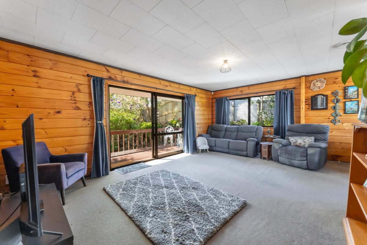 Separation = Opportunity for First Home Buyer, 3 beds house with carport on 1/2 share of 703sqm section, minutes from Birkenhead Shopping Mall and local amenities right in the heart of Birkdale, 1/32 Gatman Street, Birkdale, Auckland