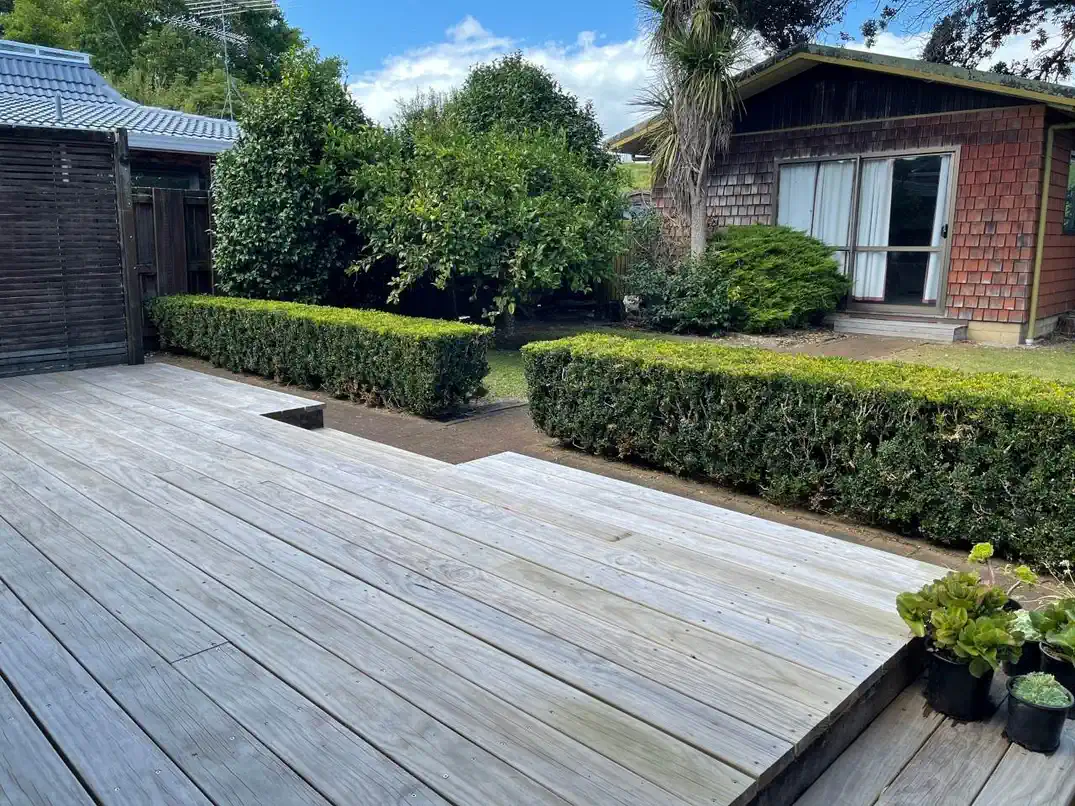 For rent 3 beds 2 baths house with a Sperate shed/storage house, within desirable school zones, available now, 14 Imogene Way, Half Moon Bay, Auckland