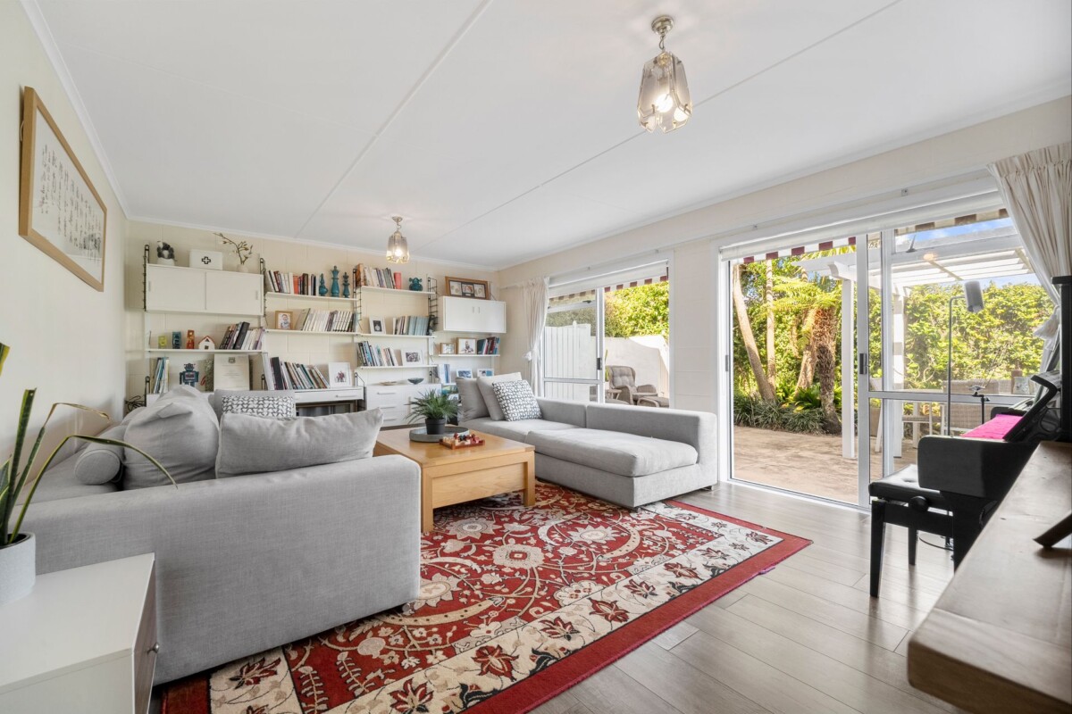 309m2 4 beds 2.5 baths house with triple garage and swimming pool on 1057m2 section, zoned for Meadowbank School, Remuera Intermediate, Baradene College, Selwyn College and Glendowie College, 9 Stoneyroyd Gardens, Remuera, Auckland