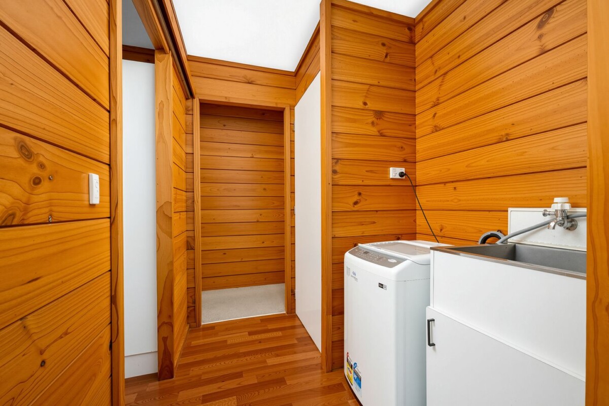 Standalone 3 beds house with garage and car parks, close to WestCity Waitakere Mall, Lincoln Road Shopping Centre, local schools, 5/7 Duncan Avenue, Te Atatu South, Auckland