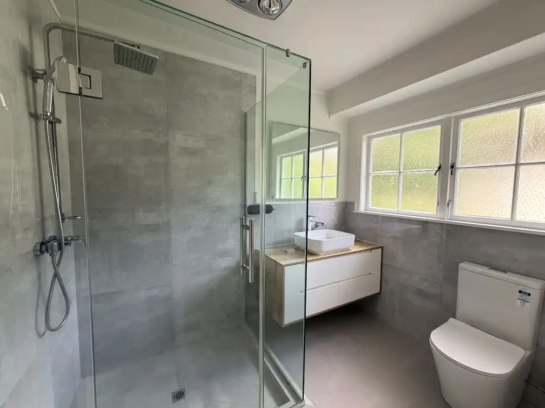 For rent, Dual-Living, 2 x 3 beds with swimming pool, 3 beds 1.5 bath 1 kitchen 1 living upstairs, 3 beds 1 bath 1 practical kitchenette downstairs, Available from: Monday, February 23, 30 Glencourt Place, Glenfield, Auckland