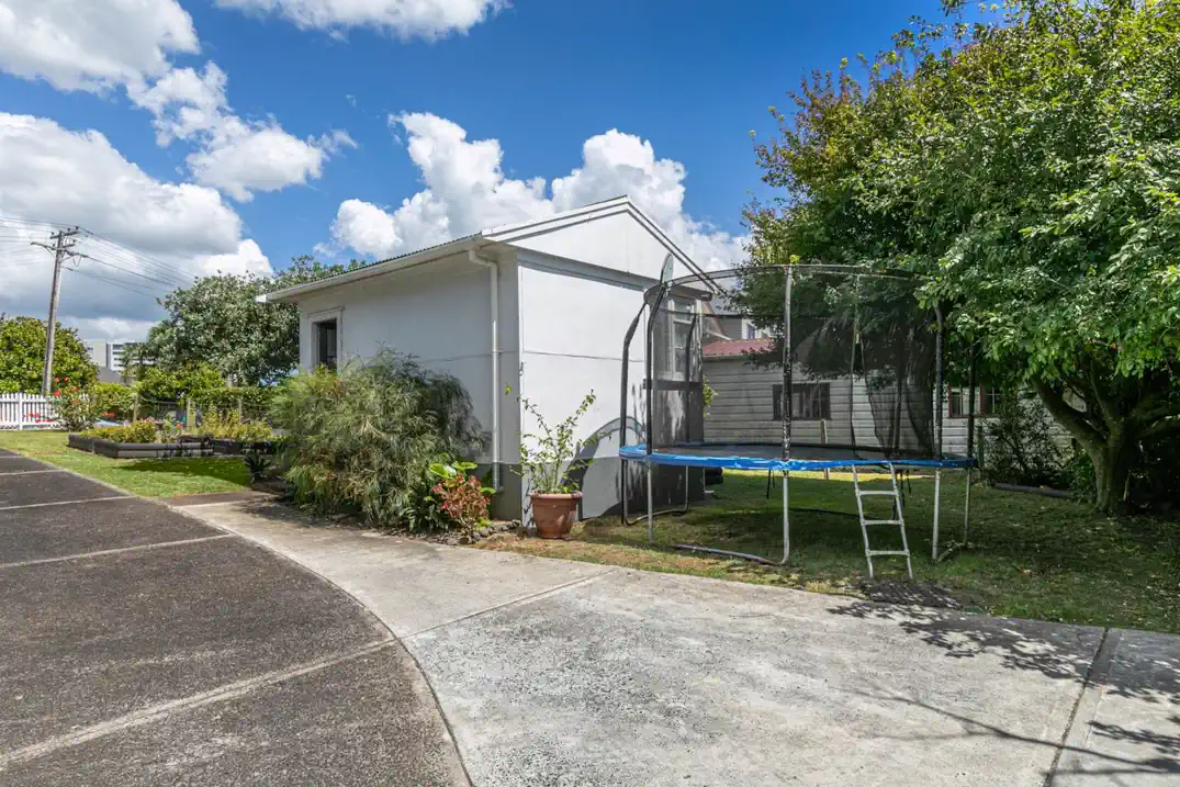4 beds house on 1017m2 section, RC lodged for 9 dwellings, currently rented, close to shops, supermarket, 0.4 km to Glen Eden School, 0.7 km to Kelston Girls’ College, 1.3 km to Kelston Intermediate, 1.4 km to Kelston Boys’ High School, 40 Glenorchy Street, Glen Eden, Auckland