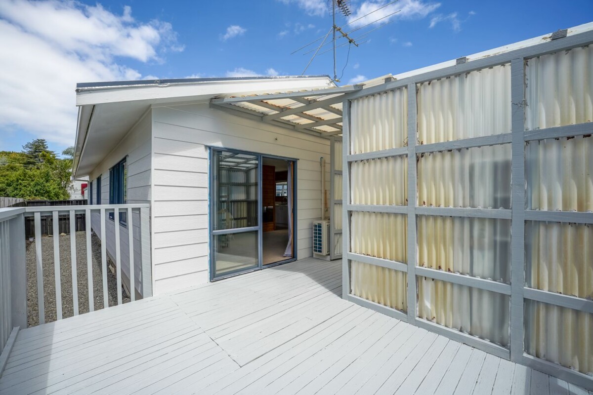 Standalone 3 beds house with garage and car parks, close to WestCity Waitakere Mall, Lincoln Road Shopping Centre, local schools, 5/7 Duncan Avenue, Te Atatu South, Auckland