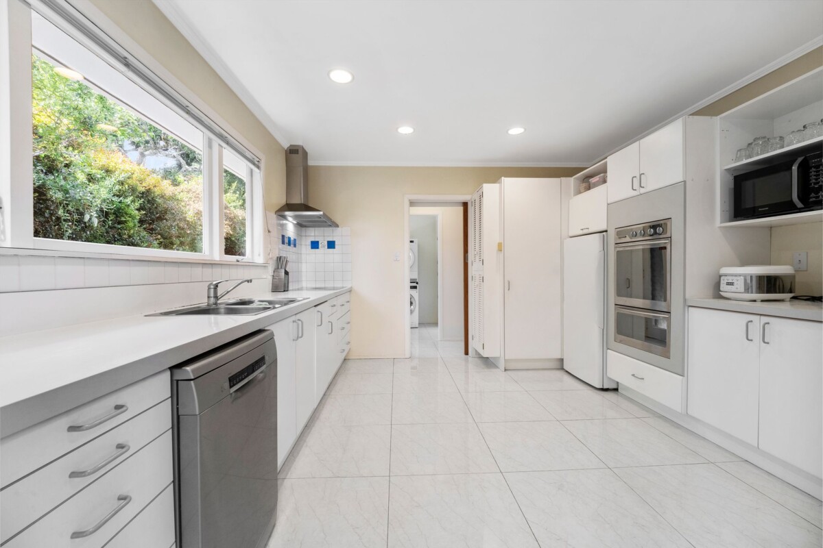 309m2 4 beds 2.5 baths house with triple garage and swimming pool on 1057m2 section, zoned for Meadowbank School, Remuera Intermediate, Baradene College, Selwyn College and Glendowie College, 9 Stoneyroyd Gardens, Remuera, Auckland