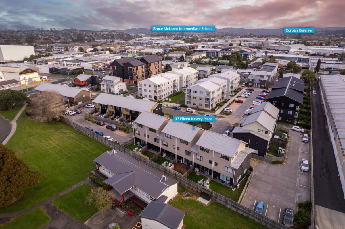 3 beds 2.5 baths home with car park, Approximately 8-minute walk to Henderson Train Station, minutes to schools, shops, 37 Eileen Newey Place, Henderson, Auckland