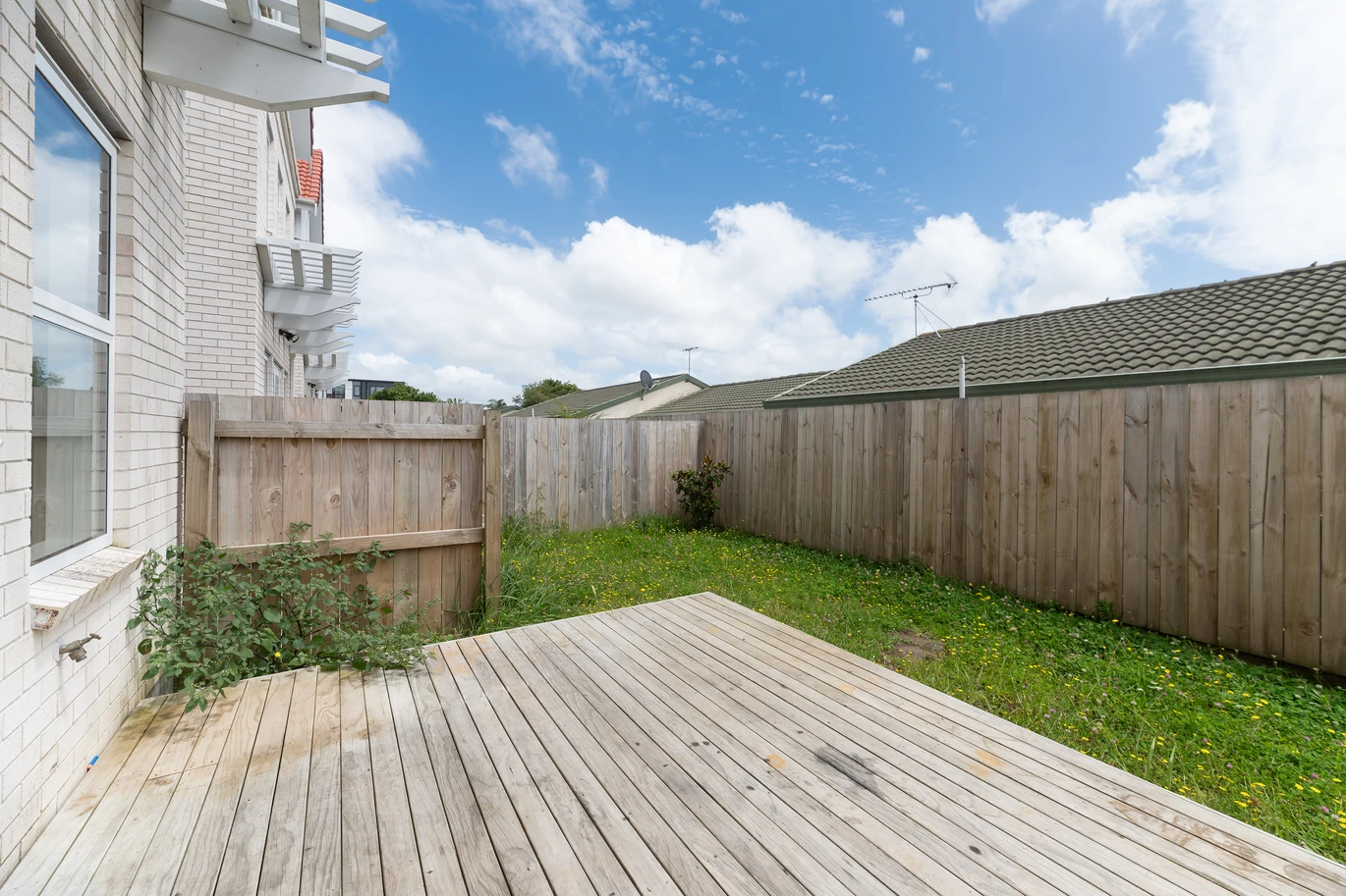 Standalone 4 beds 2.5 baths home with 2 car parks on 162m2 section, close to schools, shops, motorway access, Paradise Ice Skating, Akarana & Titirangi Golf Clubs, 29 Whautapu Cour,t Avondale, Auckland