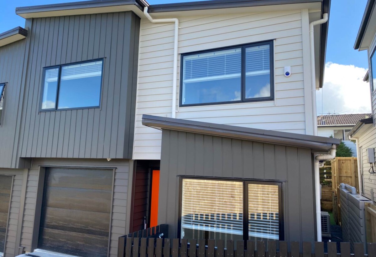 For rent, 3 beds + 1 study 2 baths townhouse with garage, Zoned for Macleans Primary School, Howick Intermediate and Pakuranga College, available 25th February, 15C Minaret Drive, Bucklands Beach, Auckland