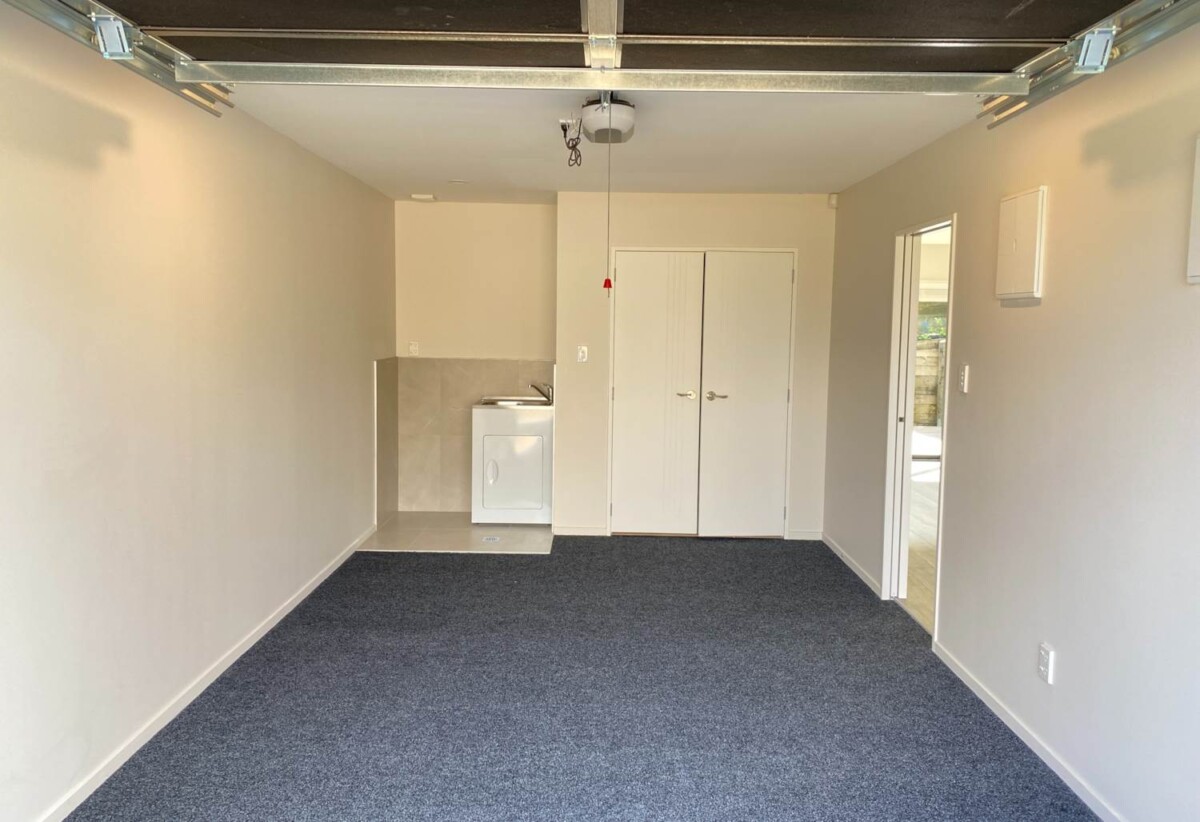 For rent, 3 beds + 1 study 2 baths townhouse with garage, Zoned for Macleans Primary School, Howick Intermediate and Pakuranga College, available 25th February, 15C Minaret Drive, Bucklands Beach, Auckland