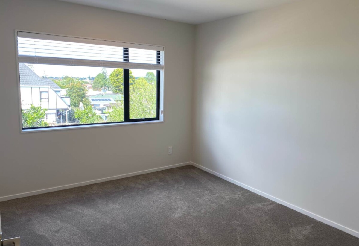 For rent, 3 beds + 1 study 2 baths townhouse with garage, Zoned for Macleans Primary School, Howick Intermediate and Pakuranga College, available 25th February, 15C Minaret Drive, Bucklands Beach, Auckland