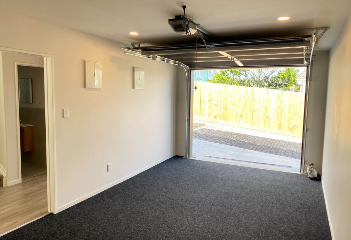 For rent, 3 beds + 1 study 2 baths townhouse with garage, Zoned for Macleans Primary School, Howick Intermediate and Pakuranga College, available 25th February, 15C Minaret Drive, Bucklands Beach, Auckland