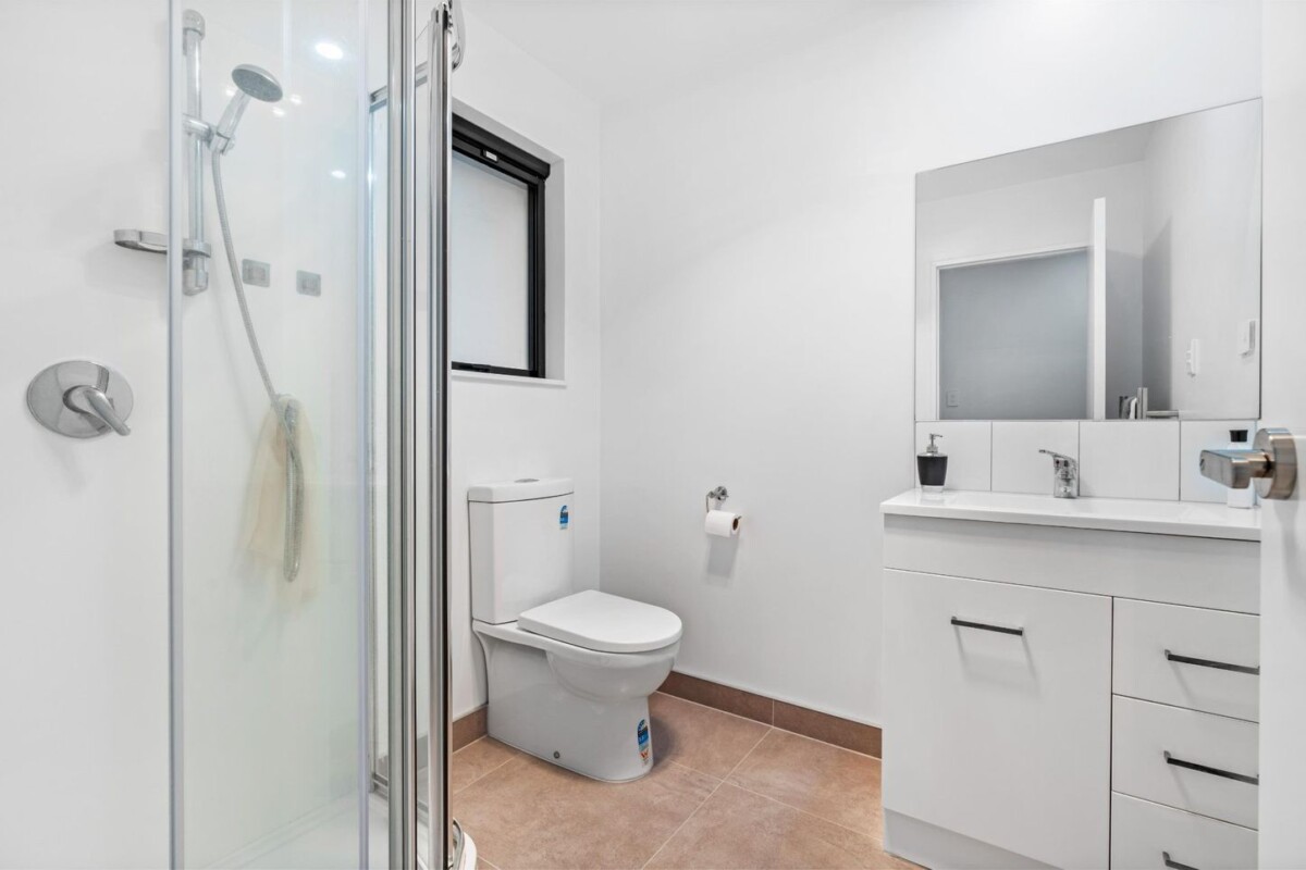 3 beds 2.5 baths home with car park, Approximately 8-minute walk to Henderson Train Station, minutes to schools, shops, 37 Eileen Newey Place, Henderson, Auckland