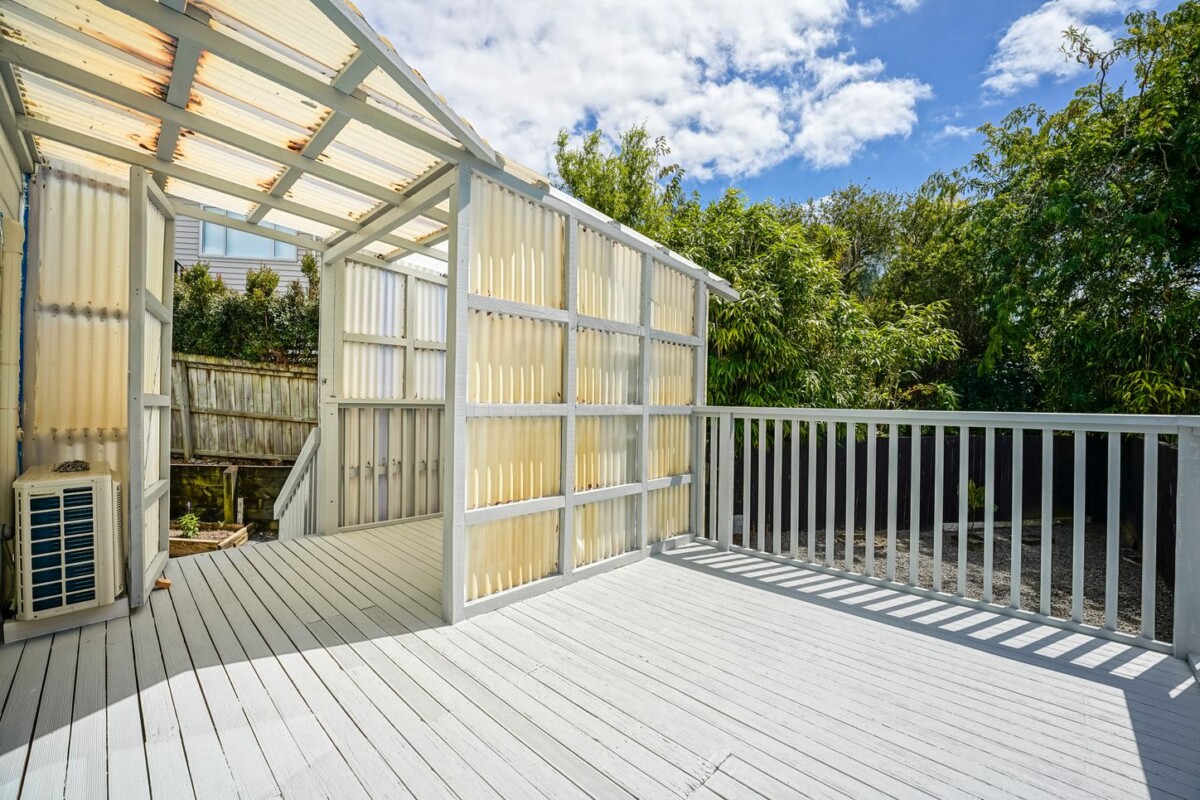 Standalone 3 beds house with garage and car parks, close to WestCity Waitakere Mall, Lincoln Road Shopping Centre, local schools, 5/7 Duncan Avenue, Te Atatu South, Auckland