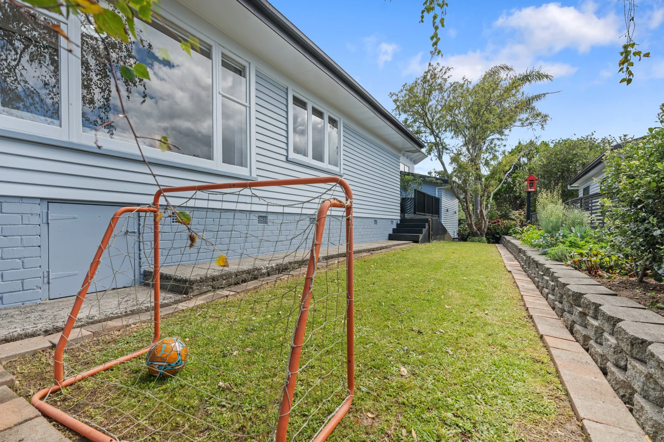4 beds 2 baths house with double garage and sea views on 895m2 section, close to schools, shops, parks, reserves, beach, 31 Gilletta Road, Blockhouse Bay, Auckland