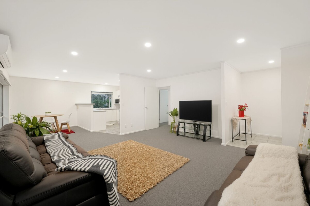 Once over a decade, Motivated owners relocate closer to the city, 140m2 brick and tile 3 beds 2 baths house on 452m2 section, Just a stone’s throw from WestCity, supermarkets, 9 Wattle Road, Sunnyvale, Auckland