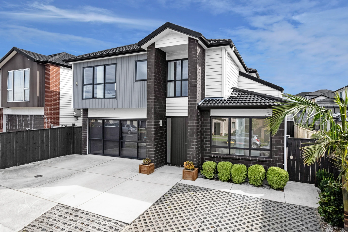 Move-in ready, The owners have relocated, 6 beds 5 baths house on 364m2 section, close to large green reserves, shopping malls, supermarkets, schools, 81 Tir Conaill Avenue, Flat Bush, Auckland