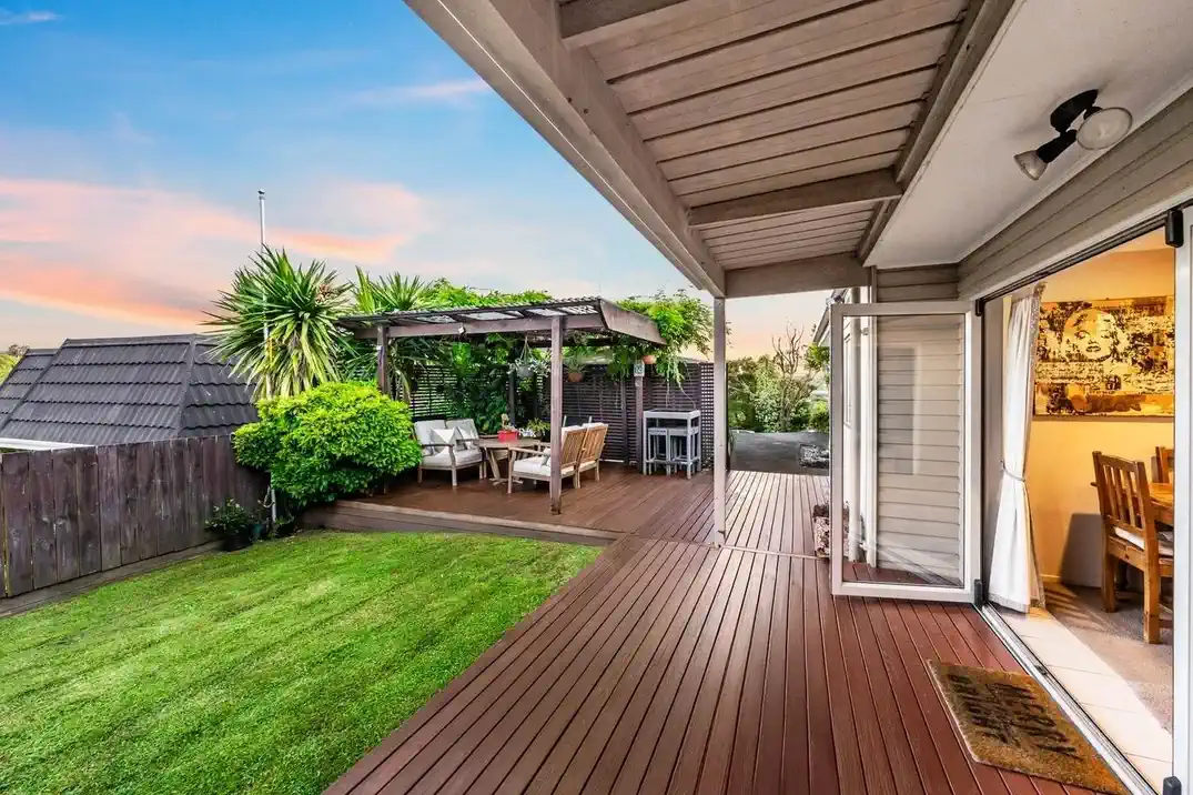4 beds 2 baths Coastal House – 809m2section showing as M/H Urban on PC120, 0.6 km to Red Beach School, 112 Whangaparaoa Road, Red Beach, Auckland