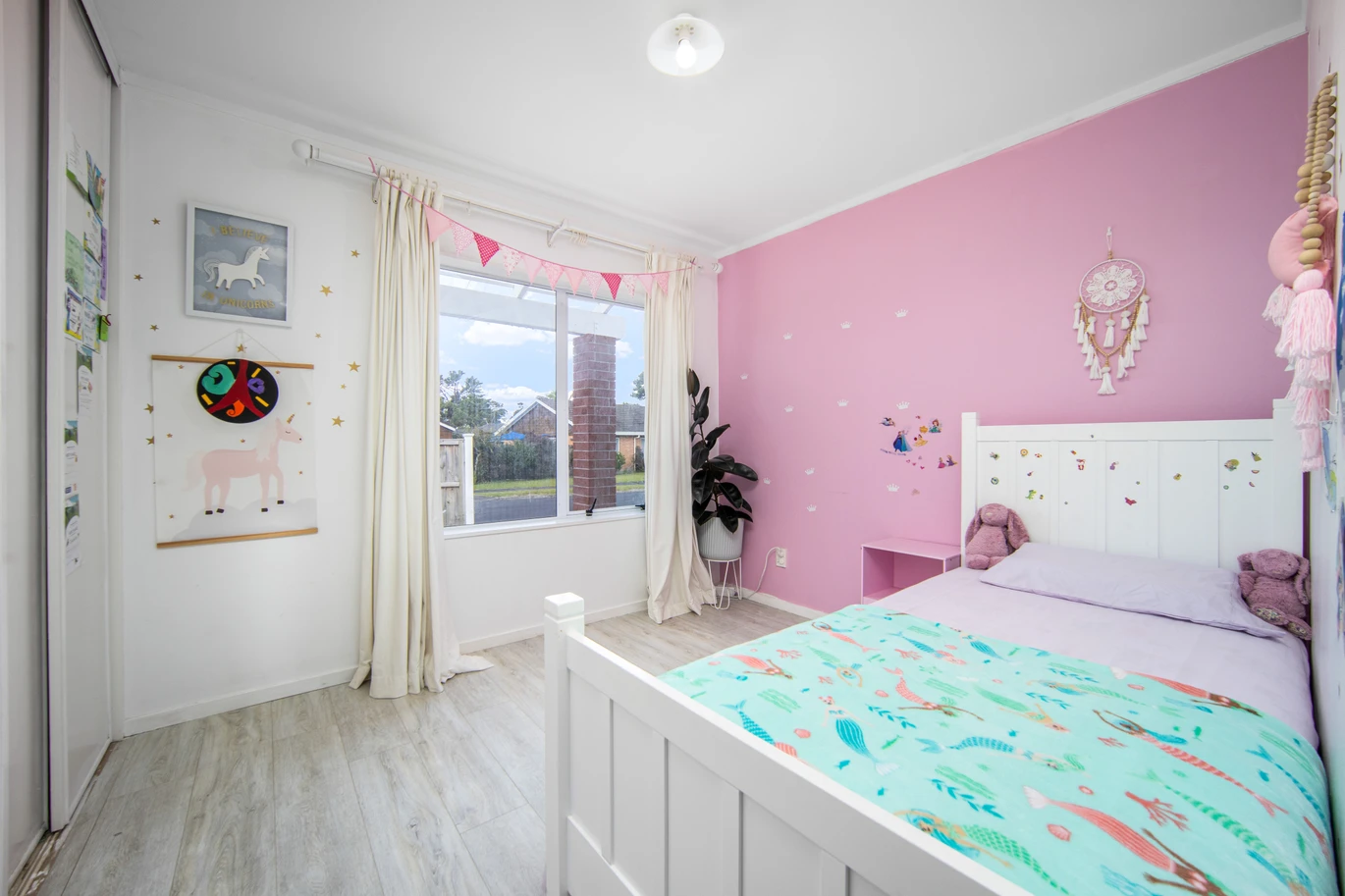 Brick and tile 3 beds house with garage on 503m2 section, close to local schools, shops, and community facilities, 3 Lanier Place, Glendene, Auckland