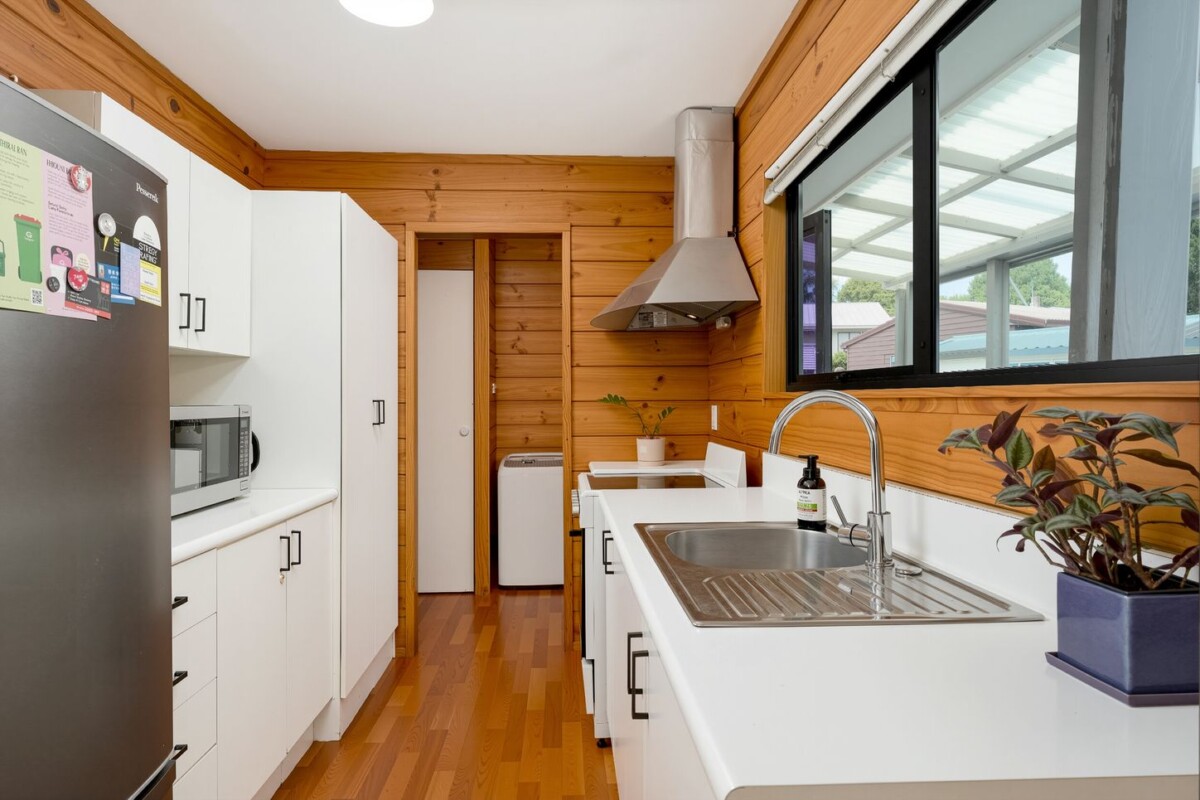 Standalone 3 beds house with garage and car parks, close to WestCity Waitakere Mall, Lincoln Road Shopping Centre, local schools, 5/7 Duncan Avenue, Te Atatu South, Auckland