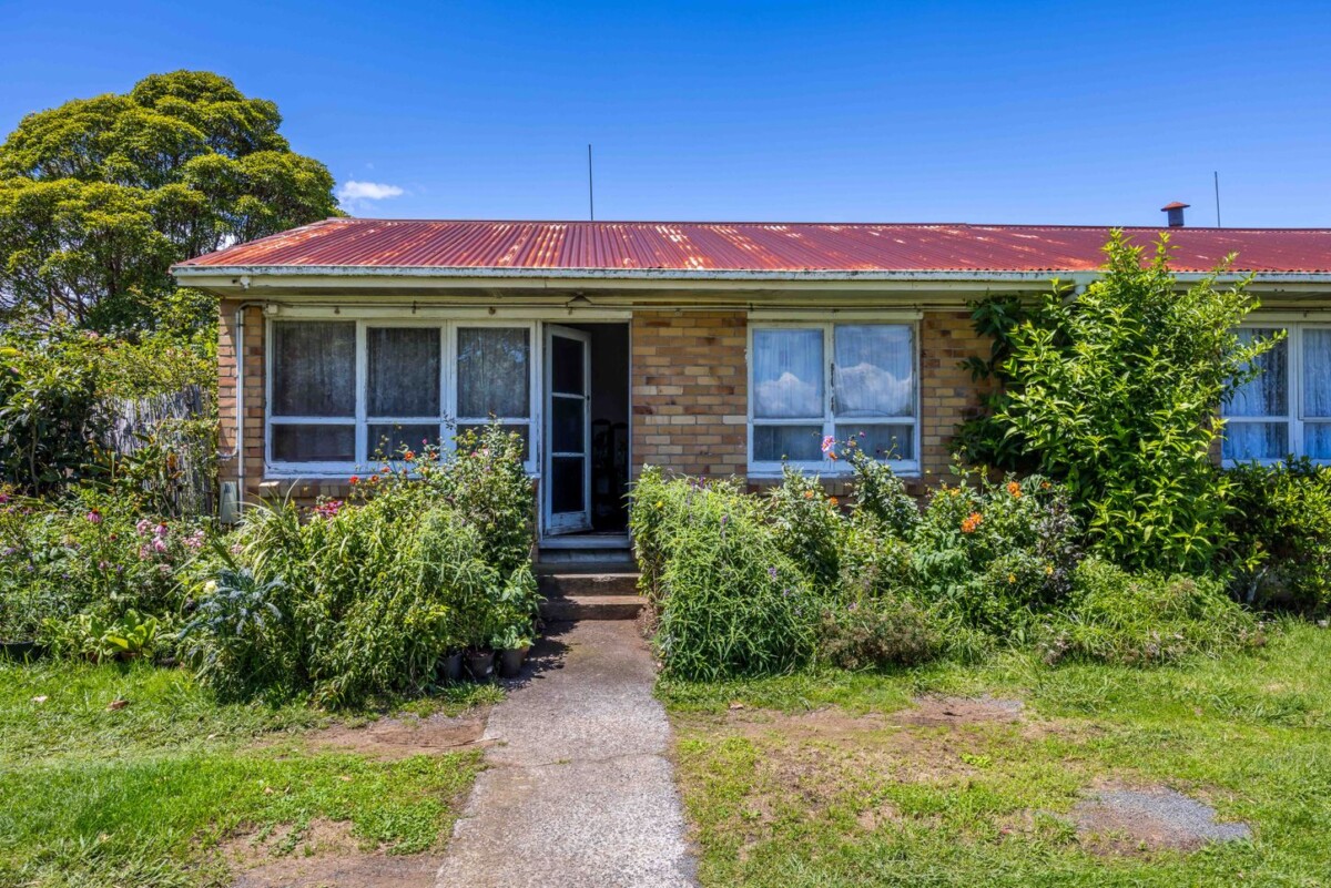 Once in 40 years, Current CV: $1,850,000, zoned for T/H’s and or Apartments, 4 x brick 2-bedroom units on 766m2 , each unit rented $390 per week, 25 Point England Road, Point England, Auckland