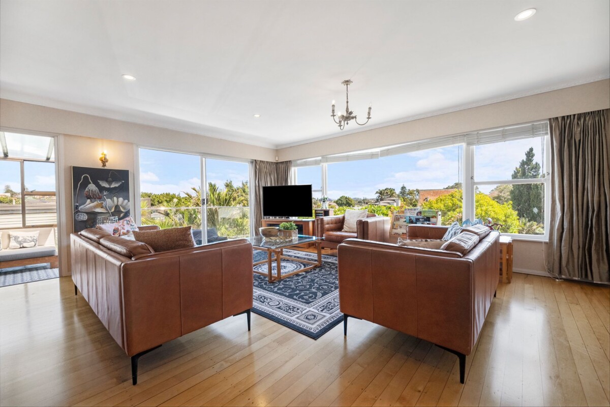 309m2 4 beds 2.5 baths house with triple garage and swimming pool on 1057m2 section, zoned for Meadowbank School, Remuera Intermediate, Baradene College, Selwyn College and Glendowie College, 9 Stoneyroyd Gardens, Remuera, Auckland