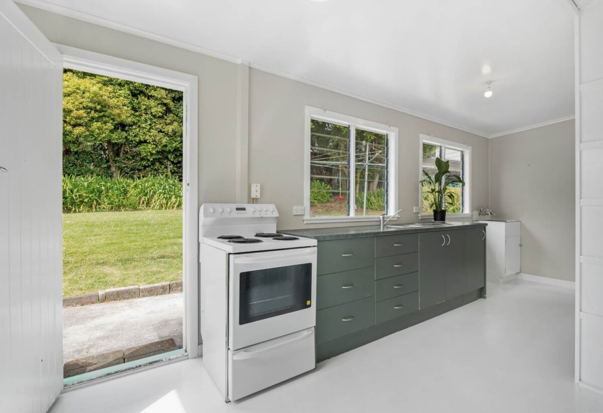 Coastal 4 beds 2 baths house on 1012m2 section, close to Orewa beach, cafés, shops and schools, 1.5 km to Orewa Beach School, 2.8 km to Orewa College, 22 Otanerua Road, Hatfields Beach, Auckland