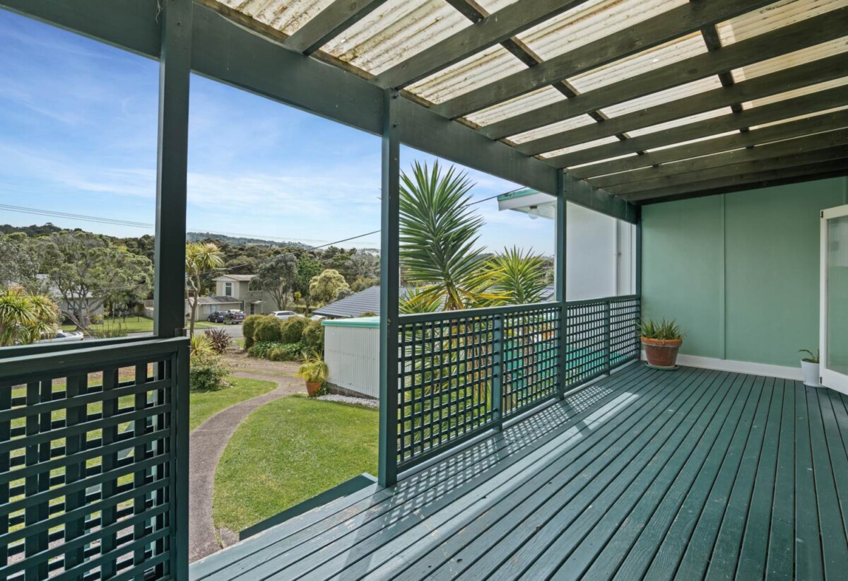 Coastal 4 beds 2 baths house on 1012m2 section, close to Orewa beach, cafés, shops and schools, 1.5 km to Orewa Beach School, 2.8 km to Orewa College, 22 Otanerua Road, Hatfields Beach, Auckland