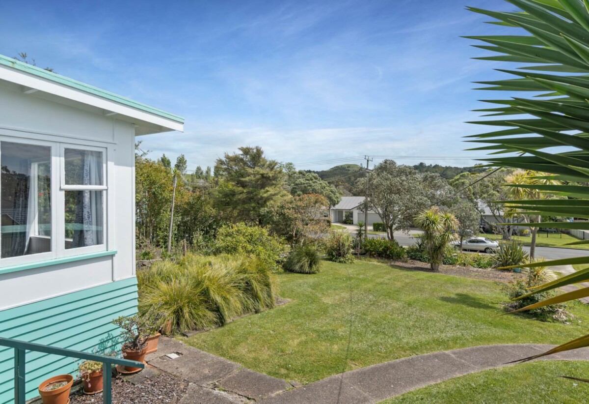 Coastal 4 beds 2 baths house on 1012m2 section, close to Orewa beach, cafés, shops and schools, 1.5 km to Orewa Beach School, 2.8 km to Orewa College, 22 Otanerua Road, Hatfields Beach, Auckland