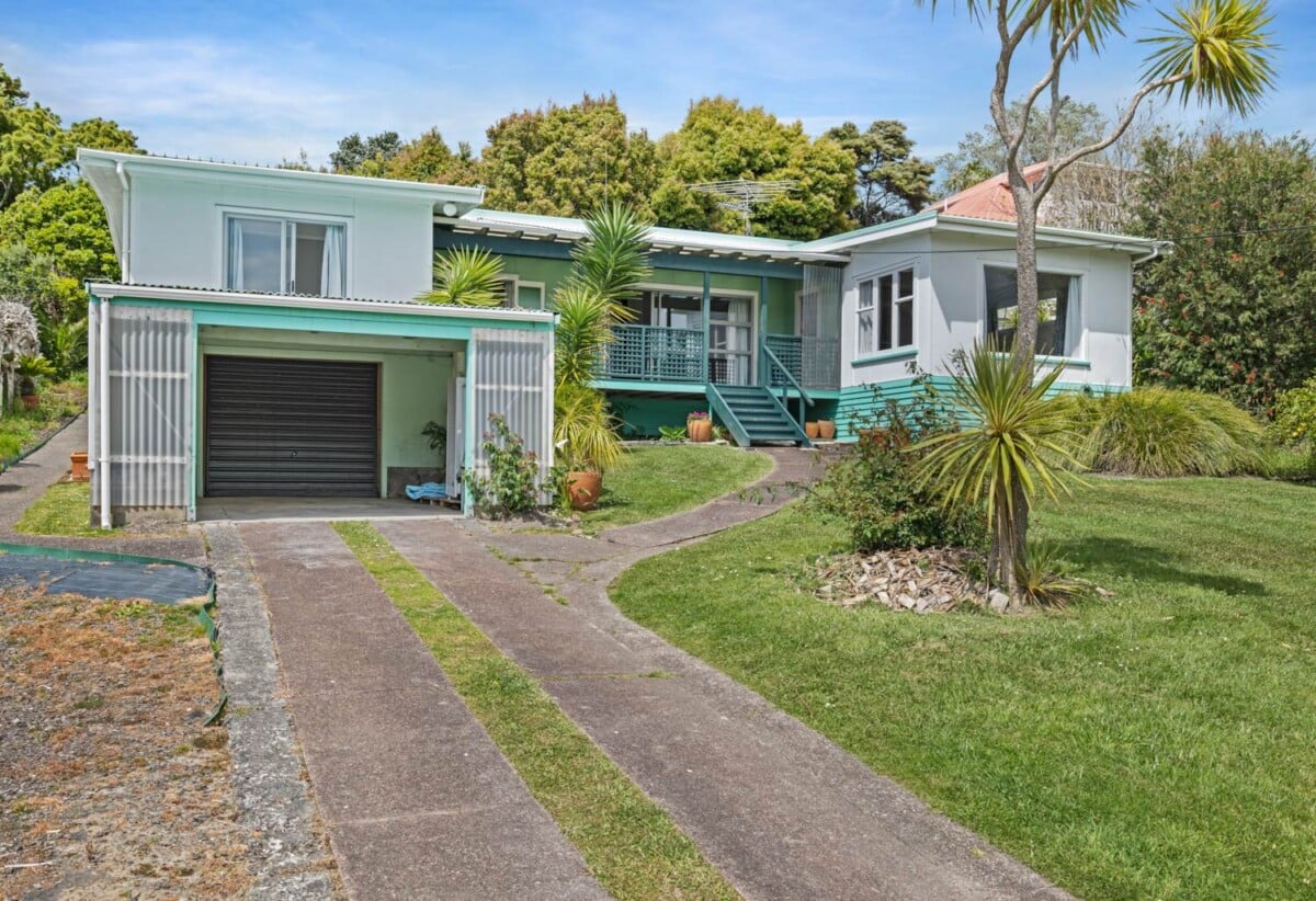 Coastal 4 beds 2 baths house on 1012m2 section, close to Orewa beach, cafés, shops and schools, 1.5 km to Orewa Beach School, 2.8 km to Orewa College, 22 Otanerua Road, Hatfields Beach, Auckland
