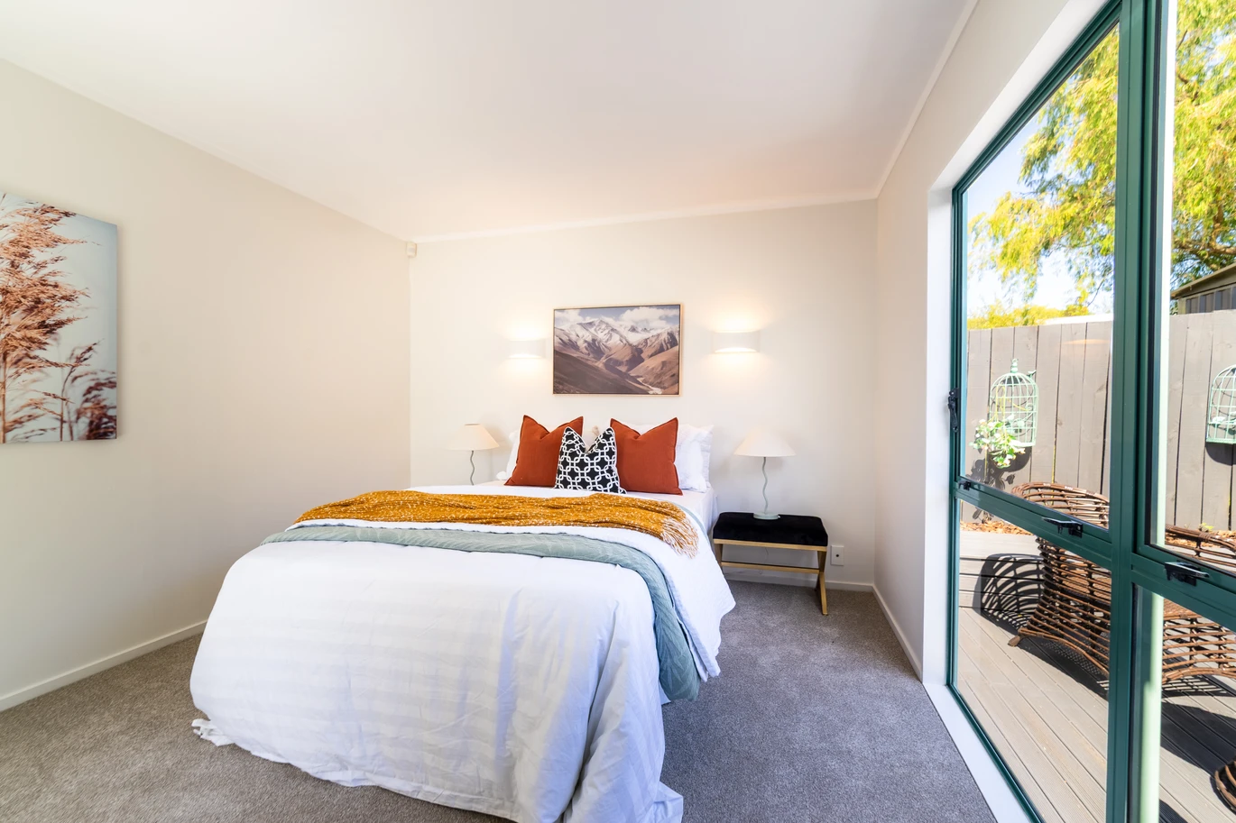 Move-in ready, 151m2 Renovated 4 beds 2.5 baths home with double garage, close to schools, parks, shops, and public transport, 41A Ennis Avenue, Pakuranga Heights, Auckland