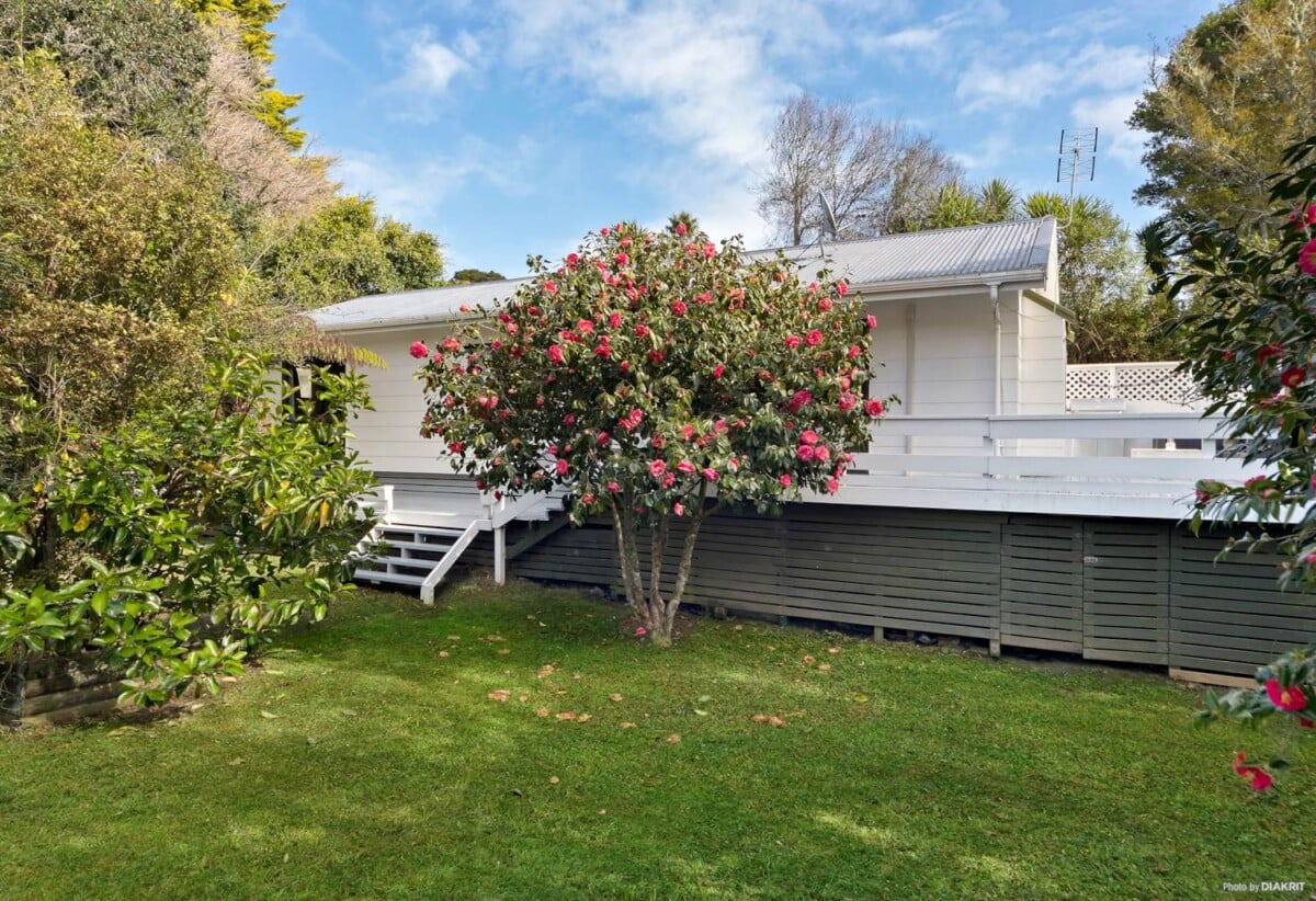 3 beds house with carport, 0.4 km to Glenavon School, 0.5 km to Chaucer School, 0.9 km to Blockhouse Bay Intermediate, 1.7 km to Lynfield College, 25a Matata Street, Blockhouse Bay, Auckland