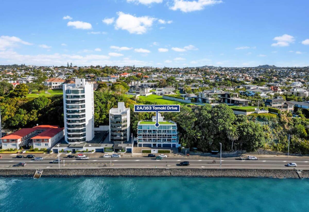 Beachside 2 beds 1 bath 1 car park apartment, 0.7 km to Kohimarama School, 1.6 km to Selwyn College, 3.9 km to Baradene College, 2A/163 Tamaki Drive, Kohimarama, Auckland