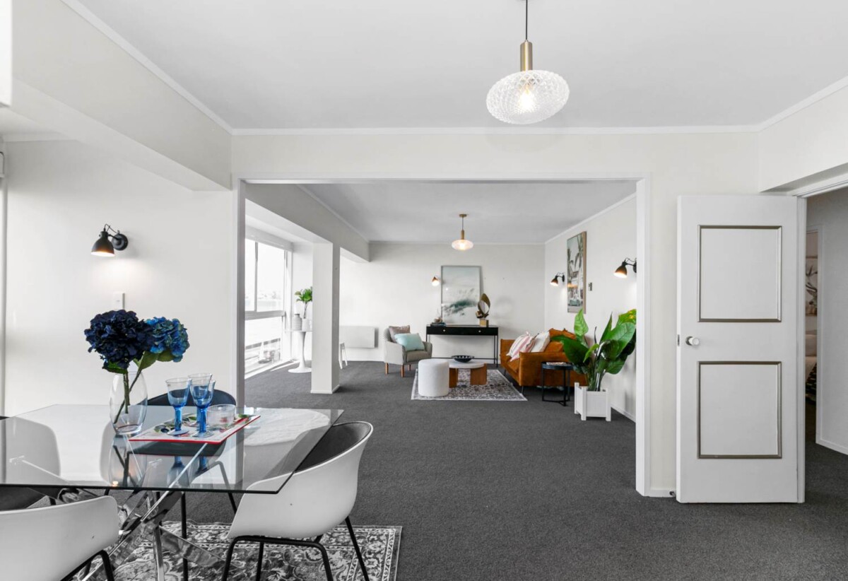 Beachside 2 beds 1 bath 1 car park apartment, 0.7 km to Kohimarama School, 1.6 km to Selwyn College, 3.9 km to Baradene College, 2A/163 Tamaki Drive, Kohimarama, Auckland