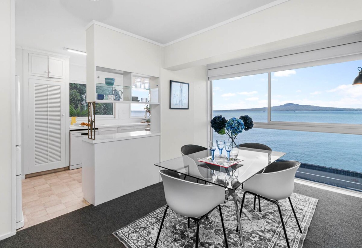Beachside 2 beds 1 bath 1 car park apartment, 0.7 km to Kohimarama School, 1.6 km to Selwyn College, 3.9 km to Baradene College, 2A/163 Tamaki Drive, Kohimarama, Auckland