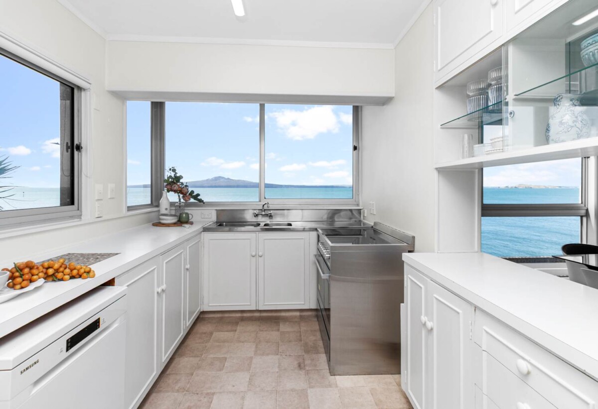Beachside 2 beds 1 bath 1 car park apartment, 0.7 km to Kohimarama School, 1.6 km to Selwyn College, 3.9 km to Baradene College, 2A/163 Tamaki Drive, Kohimarama, Auckland