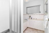 Beachside 2 beds 1 bath 1 car park apartment, 0.7 km to Kohimarama School, 1.6 km to Selwyn College, 3.9 km to Baradene College, 2A/163 Tamaki Drive, Kohimarama, Auckland