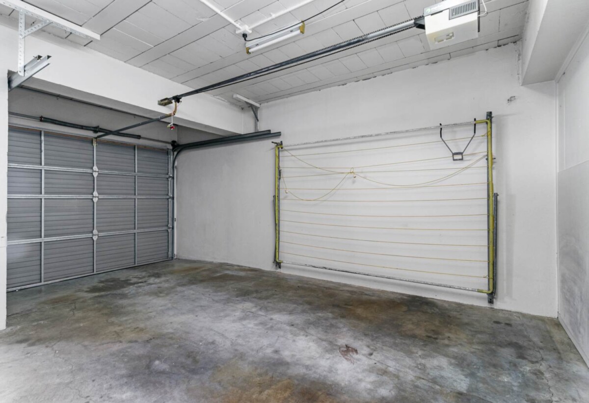 Beachside 2 beds 1 bath 1 car park apartment, 0.7 km to Kohimarama School, 1.6 km to Selwyn College, 3.9 km to Baradene College, 2A/163 Tamaki Drive, Kohimarama, Auckland