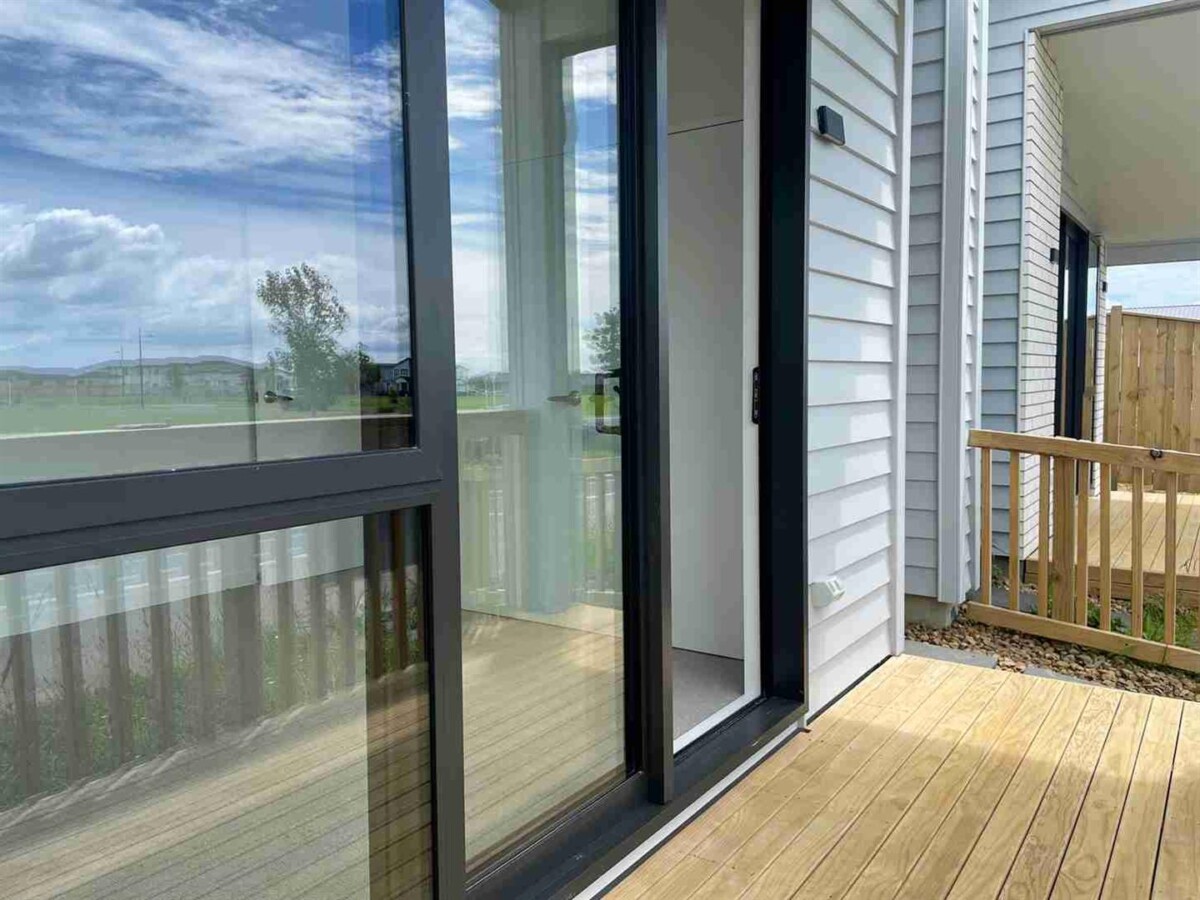 10 Year Builder Guarantee, Brandnew 2 beds + study 1 bath home with 2 car parks on 178m2 section, Close to shops, cafes, schools, and other amenities, 234 Bremner Road, Drury, Auckland