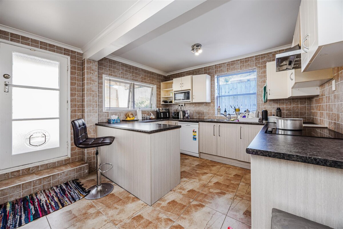 6 beds 3.5 baths house with garage on 959m2 section, Zoned for excellent schools including Macleans Primary School, Howick Intermediate, and Pakuranga College, 9 Malvina Place, Bucklands Beach, Auckland