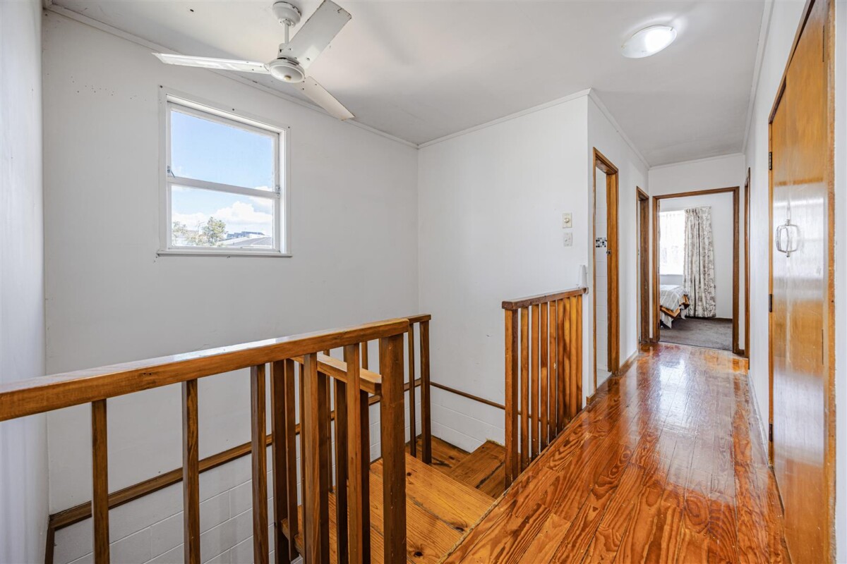6 beds 3.5 baths house with garage on 959m2 section, Zoned for excellent schools including Macleans Primary School, Howick Intermediate, and Pakuranga College, 9 Malvina Place, Bucklands Beach, Auckland