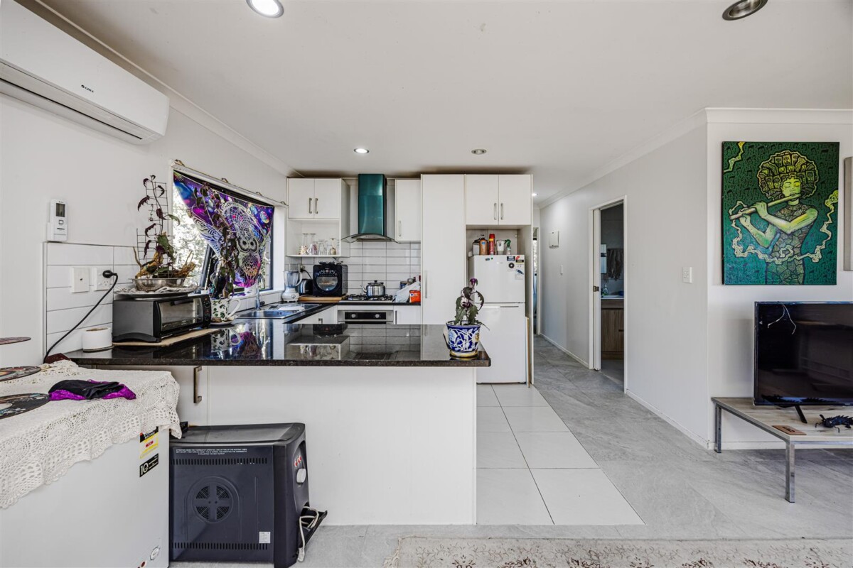 6 beds 3.5 baths house with garage on 959m2 section, Zoned for excellent schools including Macleans Primary School, Howick Intermediate, and Pakuranga College, 9 Malvina Place, Bucklands Beach, Auckland