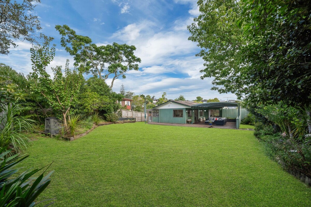 Macleans College Zone, 195m2 3 beds + office room 2 baths house with double garage on 768m2 section, minutes to schools, Howick Village, Highland Park shopping, and Half Moon Bay Marina, beaches, 4 Janome Place, Bucklands Beach, Auckland