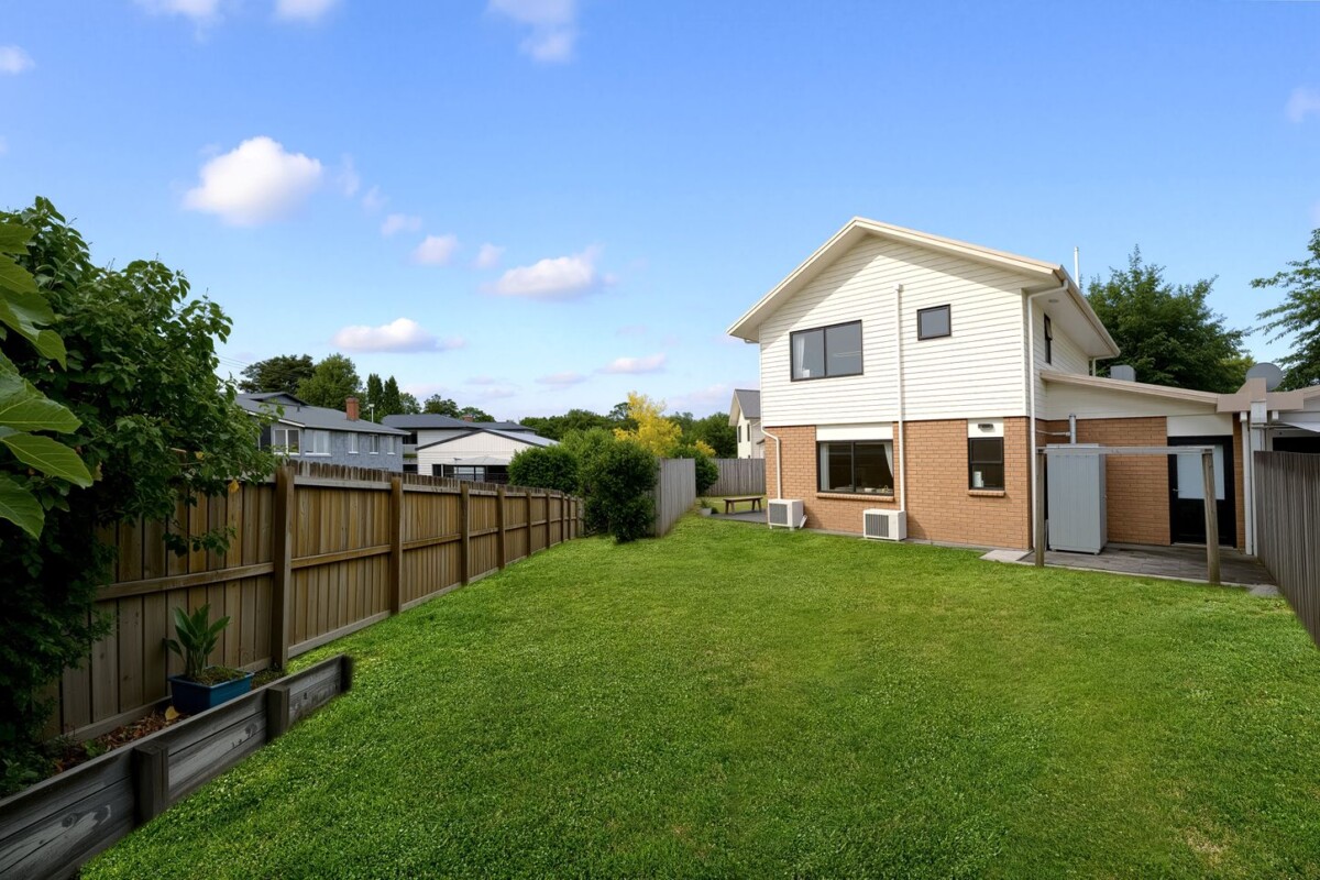 Overseas Family Calling, 140m2 3 beds 1.5 baths house on 460m2 section, a short stroll to Parrs Park, minutes from WestCity Mall, Glen Eden and Sunnyvale train stations, 20 Pyramid Place, Glen Eden, Auckland