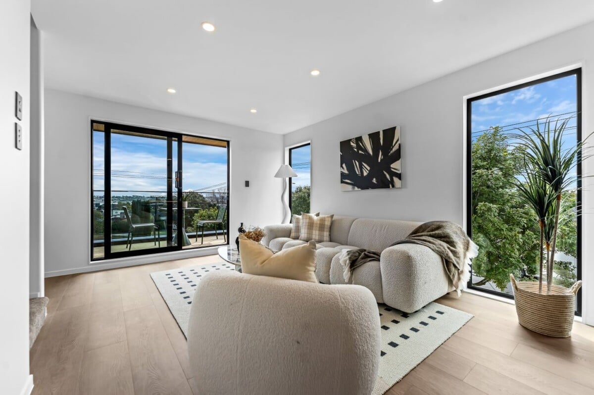 Urgent sale, vendor wants SOLD, Brandnew freehold 4 beds 3 baths home with garage, close to transport, Basin, and parks, 4/53 Court Crescent, Panmure, Auckland