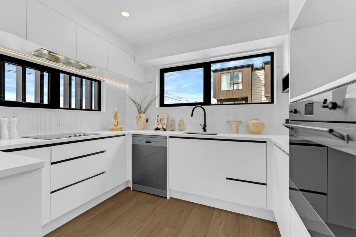 Urgent sale, vendor wants SOLD, Brandnew freehold 4 beds 3 baths home with garage, close to transport, Basin, and parks, 4/53 Court Crescent, Panmure, Auckland