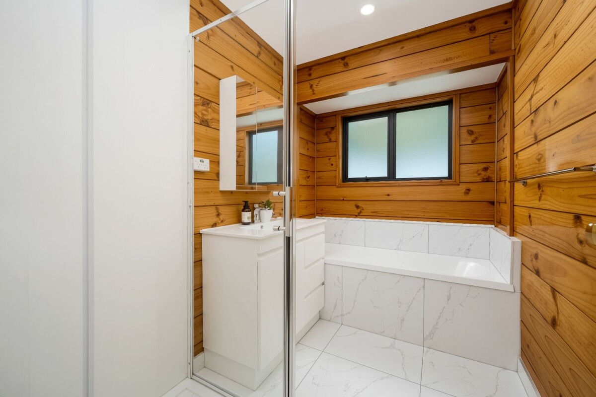 Standalone 3 beds house with garage and car parks, close to WestCity Waitakere Mall, Lincoln Road Shopping Centre, local schools, 5/7 Duncan Avenue, Te Atatu South, Auckland