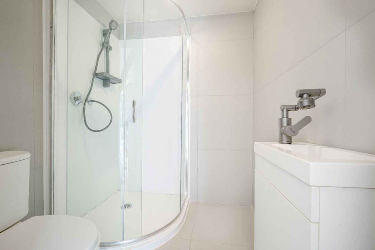 Owner’s circumstances changes, 200m2 Fully renovated and transformed 5 beds 3 baths house with double garage on 782m2 section, with 2 beds 1 bath 1 living space separate income wing, close to schools, Pak’nSave, Countdown, Mitre 10, West City Mall, and Northwest Shopping Centre, 2 Coburg Street, Henderson, Auckland