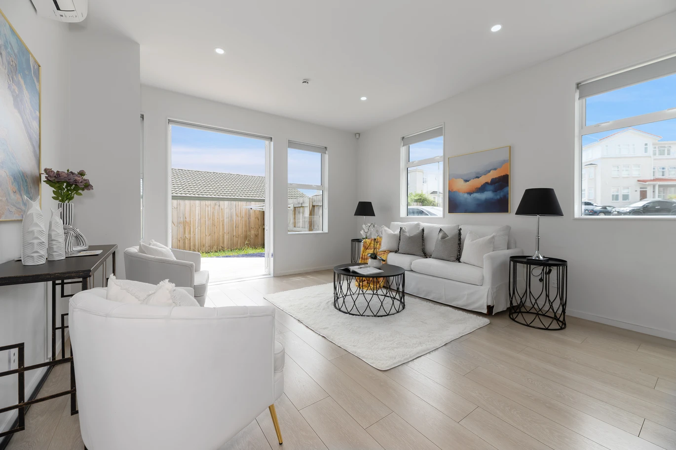 Standalone 4 beds 2.5 baths home with 2 car parks on 162m2 section, close to schools, shops, motorway access, Paradise Ice Skating, Akarana & Titirangi Golf Clubs, 29 Whautapu Cour,t Avondale, Auckland