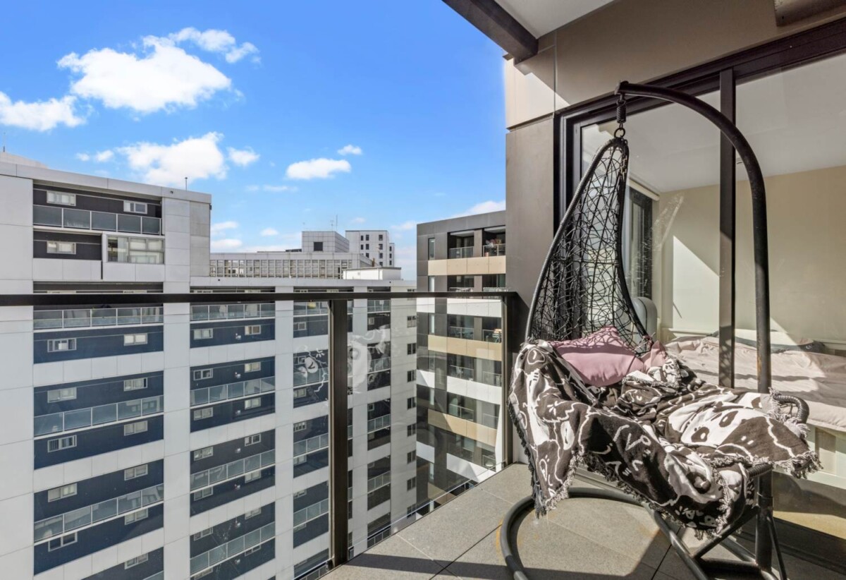 Double Grammar school zone, 53m2 Freehold 2 beds (1bed + 1 flexi room) 1 bath apartment, 0.9 km to Auckland Girls’ Grammar School, 1.7 km to Auckland Grammar, 1406/438 Queen Street, City Centre, Auckland